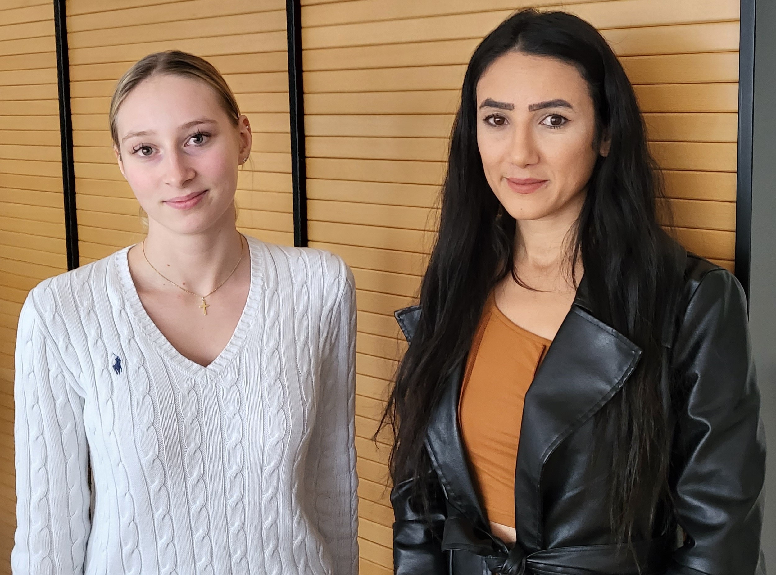 Melanie Christin Wanzenböck (Revisionsassistentin)   und Nesrin Hassan (Revisionsassistentin) 